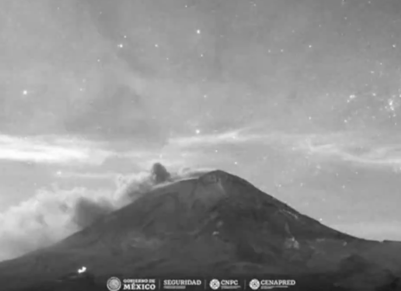 Se aprecia con dirección al Popocatépetl la primera lluvia de estrellas